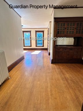 Renovated Uptown 3rd Floor Corner with Office Room, Hardwood Floors, Heat Paid, One Month Free – photo 1