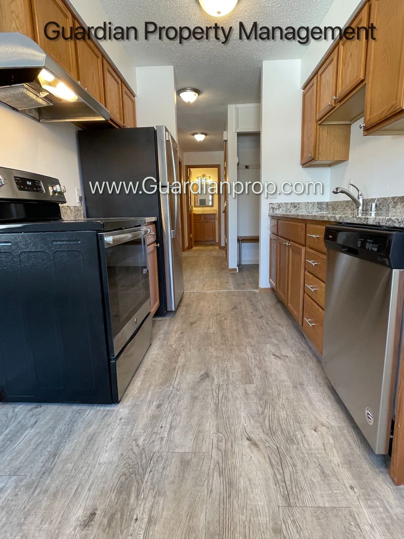 Minneapolis Apartment: 735 Tyler St NE - #5
