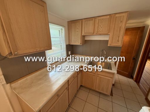 Upper Duplex Available Now, Remodeled Kitchen, Hardwood Floors, Bathroom Updates, Low Deposit, 1/2 Month Free Rent! – photo 1