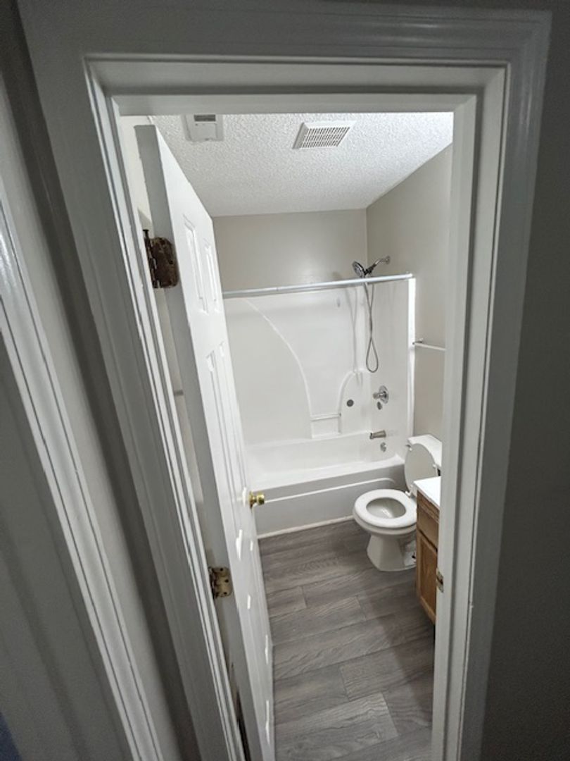 Calhoun Apartment: 258 Forrest Ave