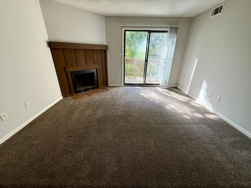 2 Bedroom 1 Bathroom with Fireplace! – photo 1