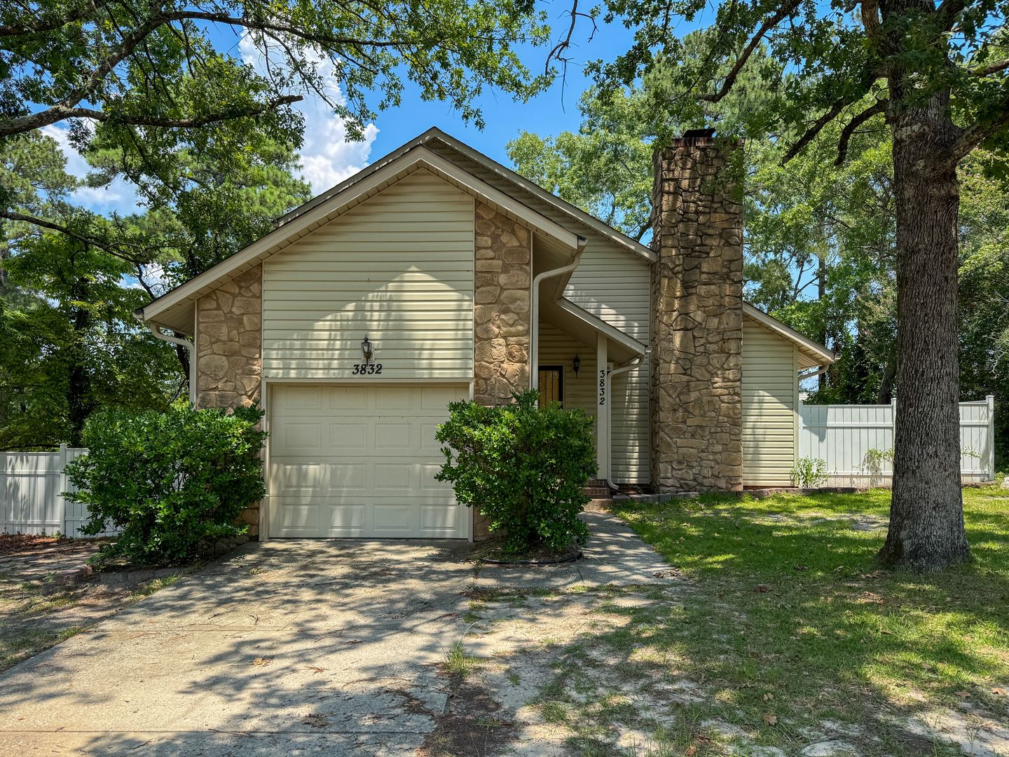 Fayetteville House: 3832 Sarasota Drive