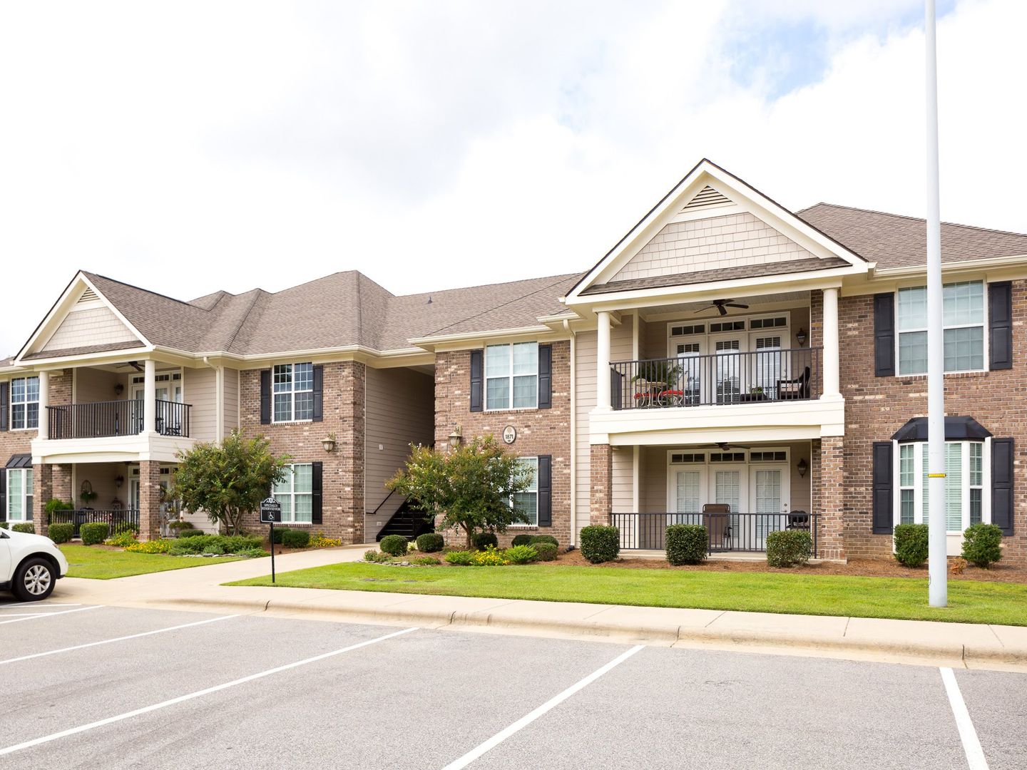 Beautiful 3 Bed 2 Bath Condo with Community Amenities 