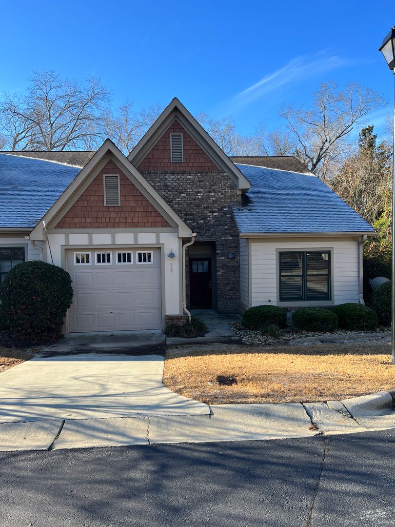 Southern Pines House: 11 Elk Ridge Lane