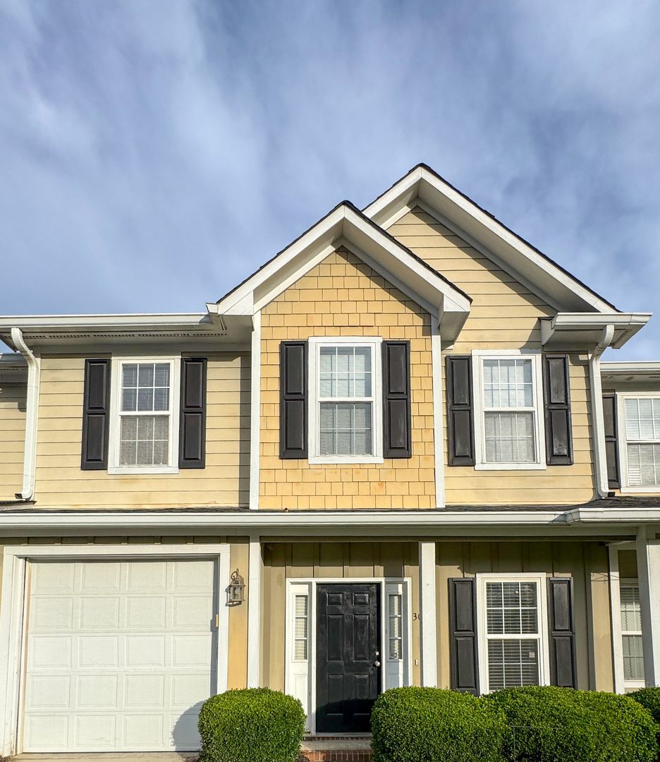 Fayetteville House: 3060 Candlelight Drive