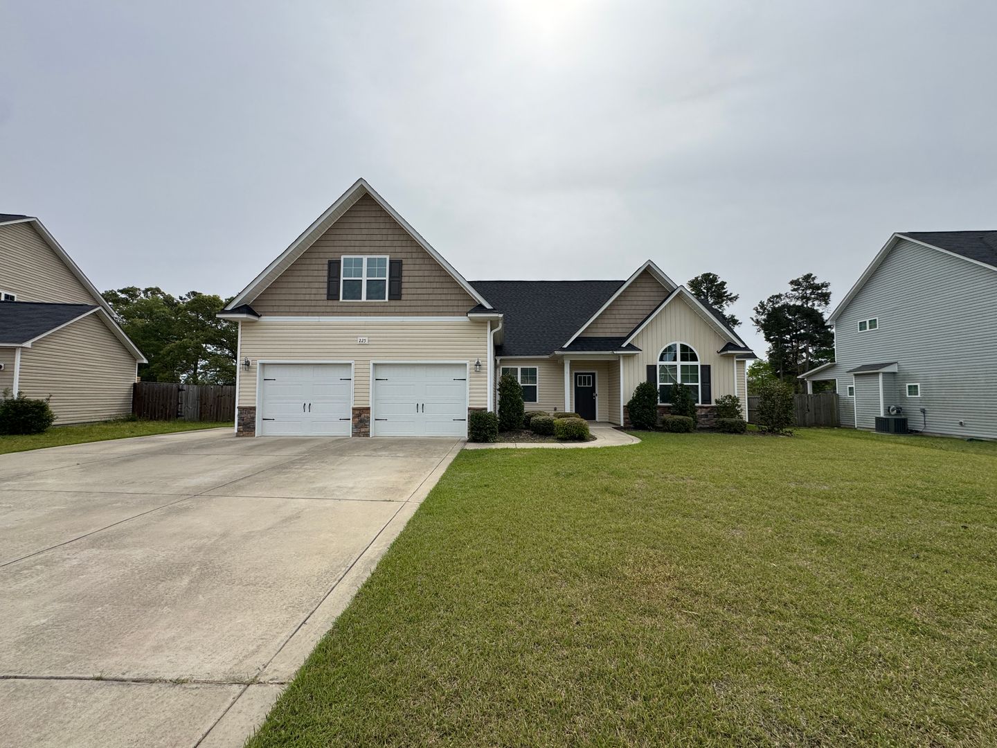 Fayetteville House: 225 Sand Rock Road