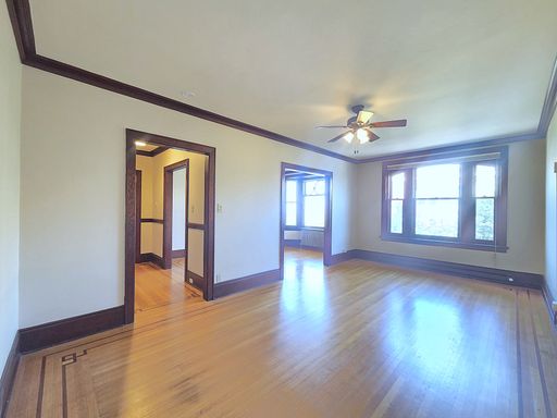 $1,150 - 1 Bed / 1 Bath Top Floor Apartment in Historical Knickerbocker Apartments – photo 1