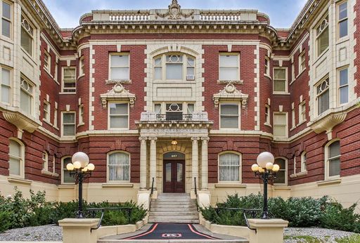 $1,295 - 1 Bed / 1 Bath + Bonus Room, Beautiful Apartment in Historical Knickerbocker Apartments – photo 1