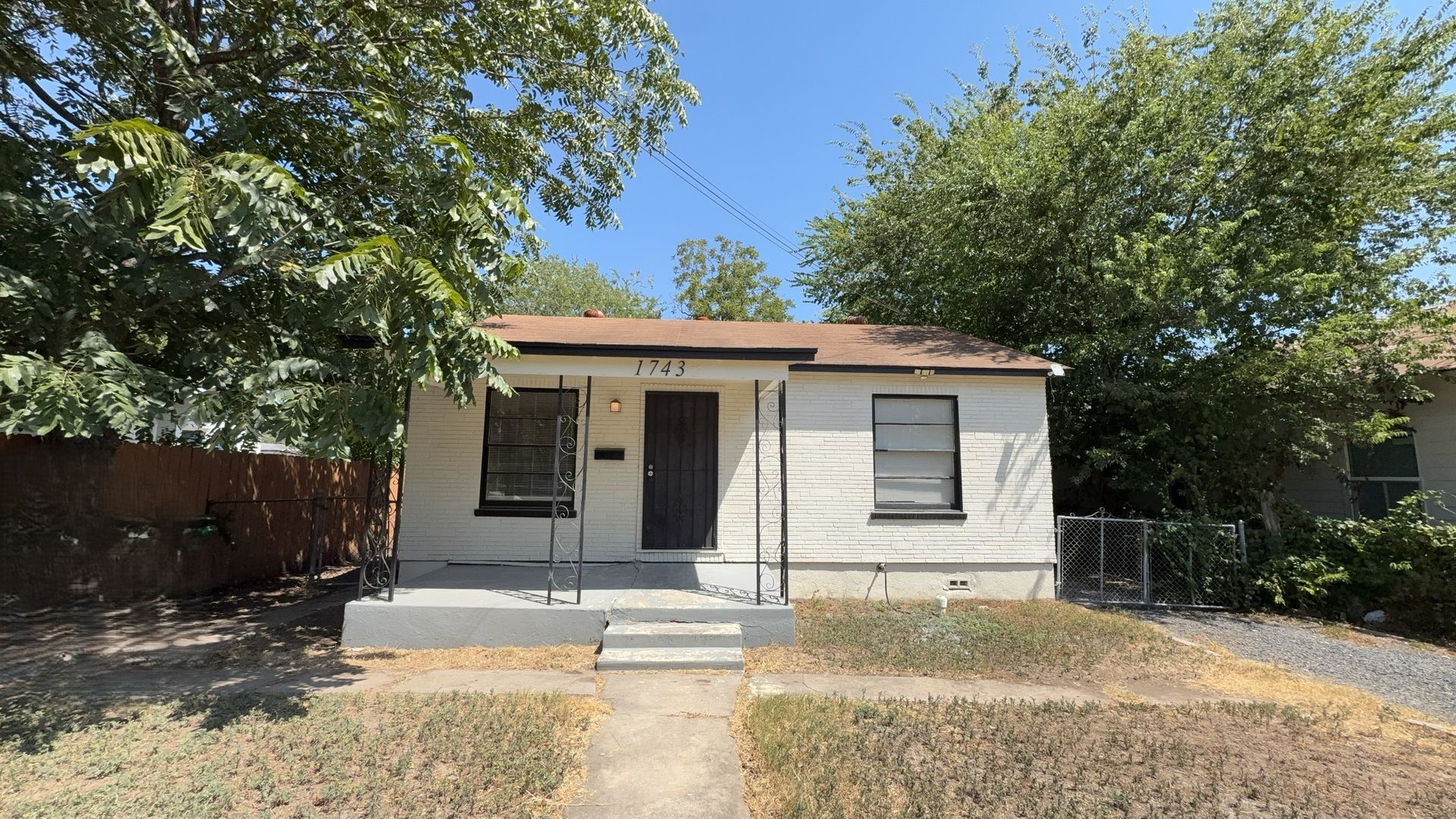 San Antonio House: 1743 E Crockett St