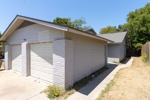 Open Floor Plan + Great Location! 2-Bed Home Near Everything – photo 1