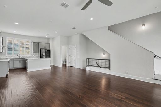 4 Week Free Move-In Incentive! Modern Downtown SA Townhome | Rooftop Balcony, Private Garage & All Appliances Included – photo 1