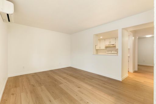 Stylish Urban Living: Ground-Floor 1-Bedroom with Recently Renovated Features – photo 1