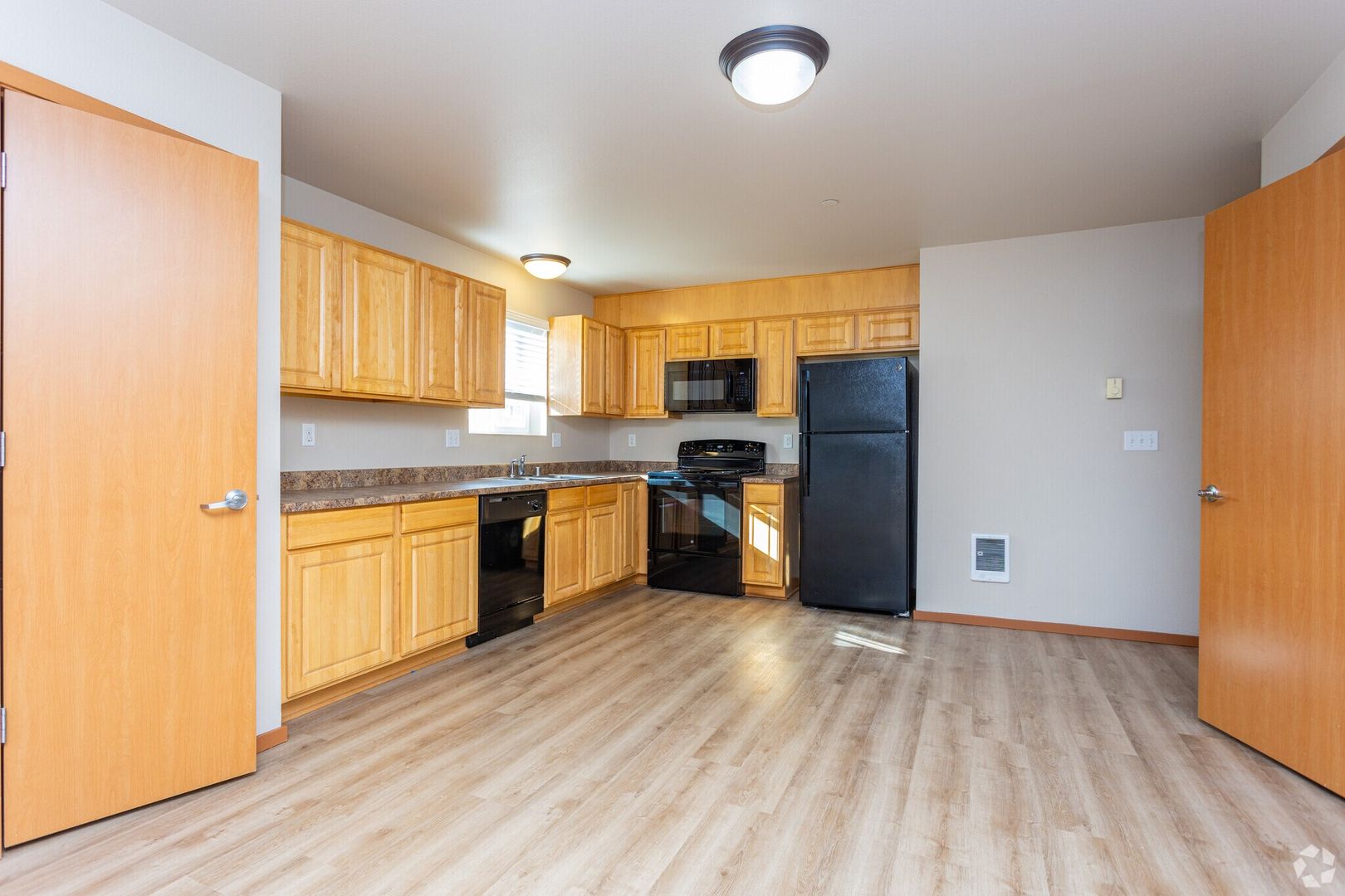 Seattle Apartment: 10790 16th Ave SW