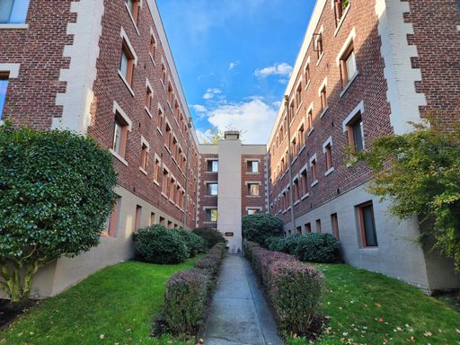 Charming 1-Bedroom Retreat Near Wright Park—Modern Comfort, Historic Location – photo 1