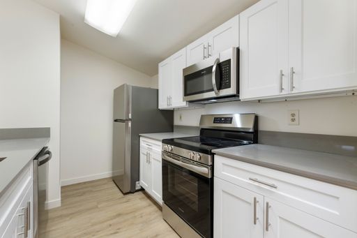 Top-Floor 2-Bedroom with Vaulted Ceilings, Private Balcony, and Stunning Views – photo 1