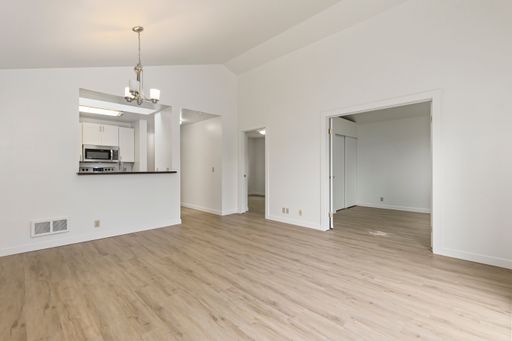 Newly Renovated 2 Bedroom Apartment! – photo 1