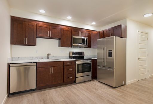Beautifully Renovated 2 Bedroom Apartment near Woodland Park! – photo 1