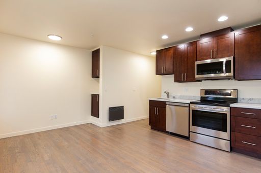Modern Amenities and Stylish Finishes: Top Floor Apartment in Wallingford – photo 1