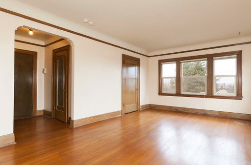 Elegant 1-Bedroom Apartment with Custom Cabinetry and Stunning Hardwood Floors! – photo 1