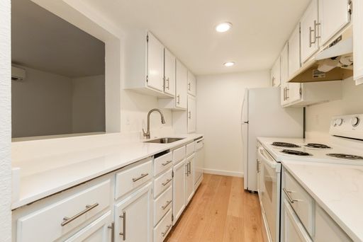 Stylish Urban Living: Ground-Floor 1-Bedroom with Recently Renovated Features and Washer/Dryer – photo 1