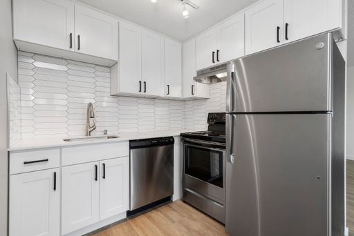 Newly Renovated Two Bedroom! Great Views! 2 Weeks Free Rent! – photo 1