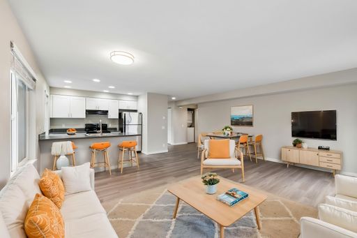 Modern 1-Bedroom Corner Apartment with Private Patio in Kenwood – photo 1
