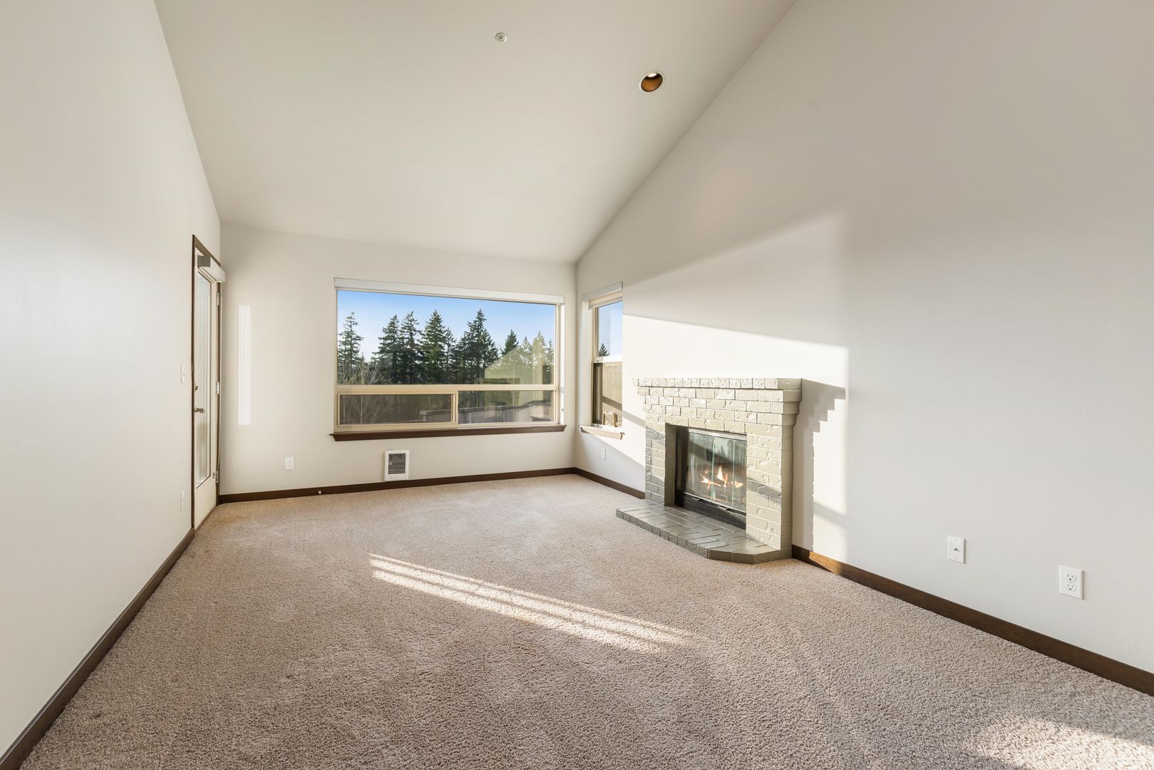 Bellevue Apartment: 12118 SE 31st St