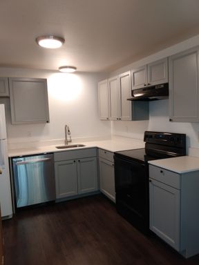 2 WEEKS RENT FREE-1st floor/ 2 bedroom- 1 bathroom- Newly renovated- SOUTH HILL/PUYALLUP – photo 1
