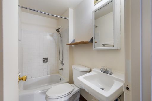 Charming Top-Floor 1-Bedroom Oasis in the Heart of Capitol Hill – photo 1