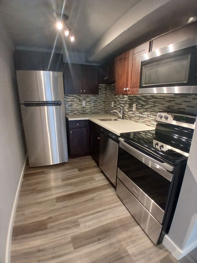 Seattle Apartment: 5227-5233 Brooklyn Ave,  NE