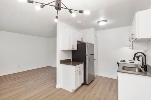 NEWLY RENOVATED 1 BEDROOM! 1 Month Free rent! – photo 1