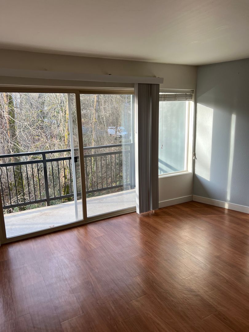 Redmond Apartment: 9447 166th Ave NE