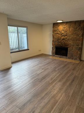 Spacious 3-Bedroom Townhome with Private Backyard in Lake Hills Bellevue – photo 1