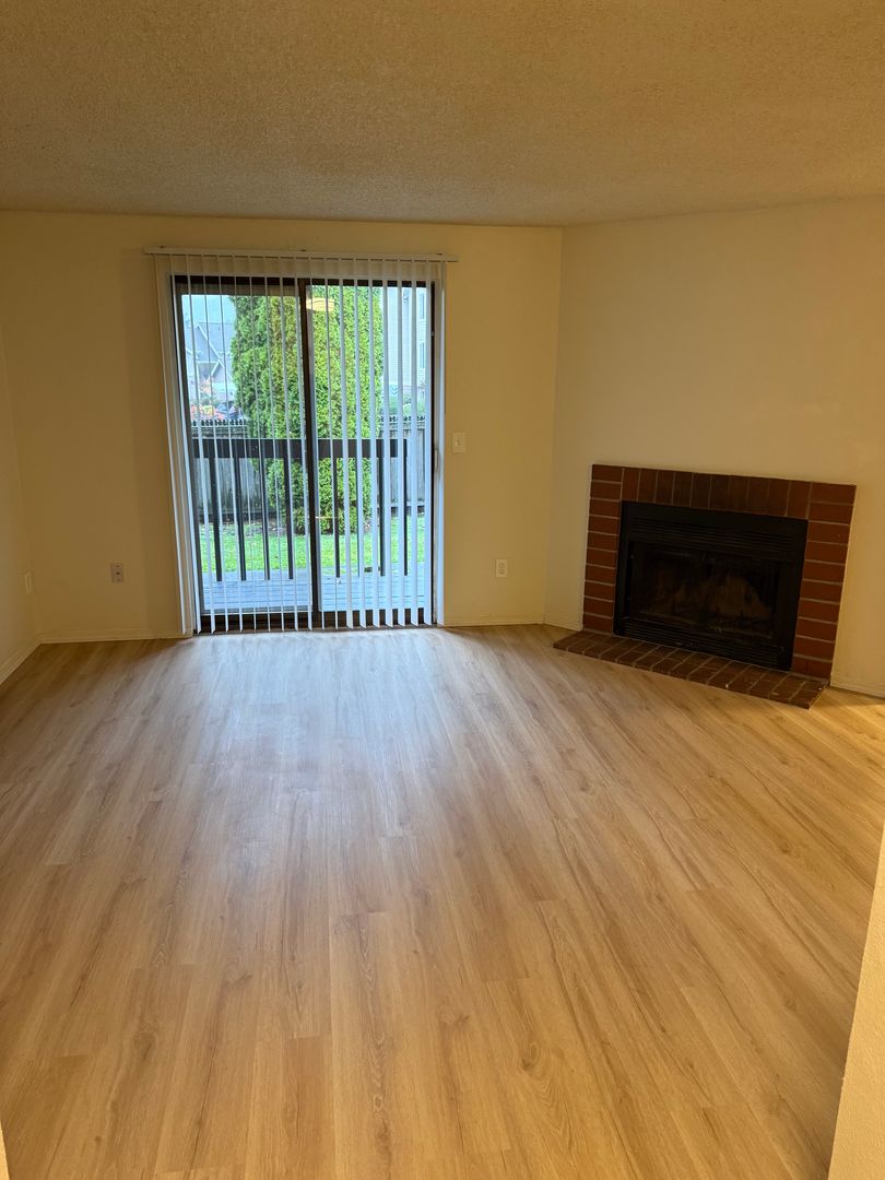 Puyallup Apartment: 9910-9911 132nd St Ct E