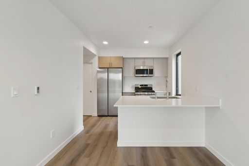 Elevated Urban Oasis: Stylish 1-Bedroom Apartment in Seattle's Greenwood Now Leasing – photo 1