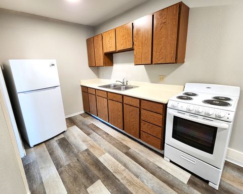 Charming Corner Studio with Natural Light and Spacious Layout in Historic Tacoma – photo 1