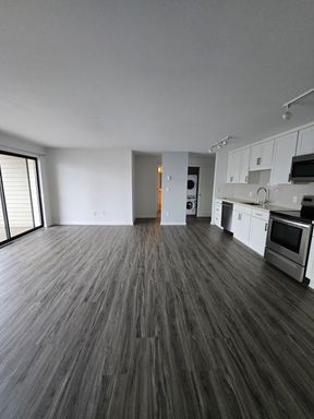 Urban Luxury Living: Renovated 1-Bedroom Steps from Downtown Seattle – photo 1
