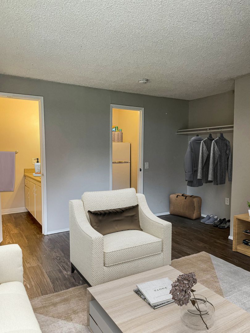 Bellevue Apartment: 10226 SE 6th St.