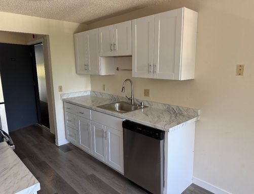 1 Month Free, A New TV AND a $250 look and lease credit if you apply within 24 hours of tour!! - Stylish Edmonds Apartment: Quartz Counters, Private Balcony, Prime Location