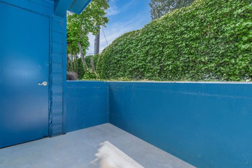 1 Month FREE Plus $250 Look and Lease Special if Apply Within 24 Hour Of Tour!! Stylish 2-Bedroom Apartment with Balcony, Washer/Dryer, and Designer Finishes – photo 1