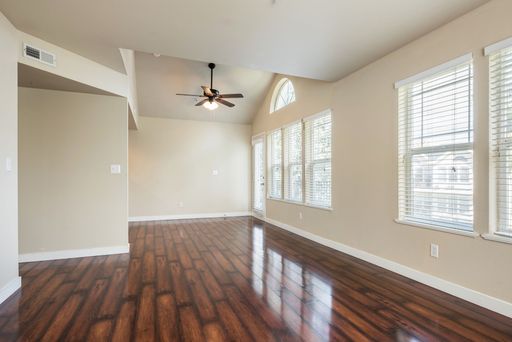 Bright 3 bed / 2 Bath steps from the Greenbelt! In-unit Laundry! Boise River Views! Pet Friendly! – photo 1