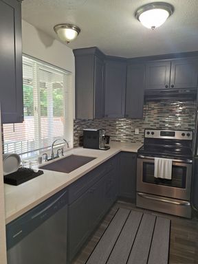 Elegant Bellevue Living: Bright, Spacious 2-Bedroom with Stainless Steel Appliances – photo 1