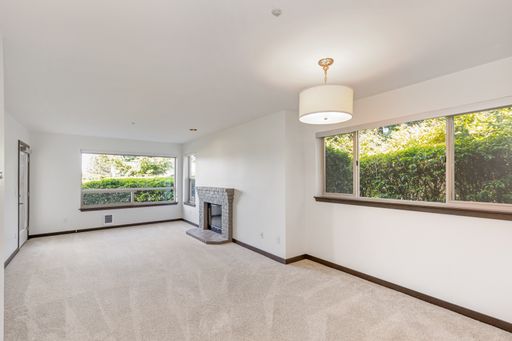 Spacious 2bdr Available, Ground Floor! – photo 1