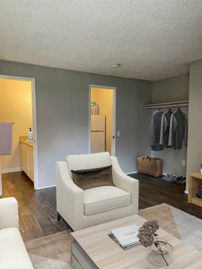 Spacious 1-Bedroom Available 4/10, Steps from Downtown – photo 1