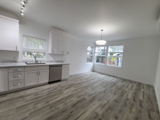 2 BD /1 BA Granite Countertops, Washer/Dryer, AC, and Parking – photo 1