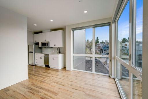 Modern Corner Unit Studio in Marion: Designer Finishes and Floor-to-Ceiling Windows – photo 1