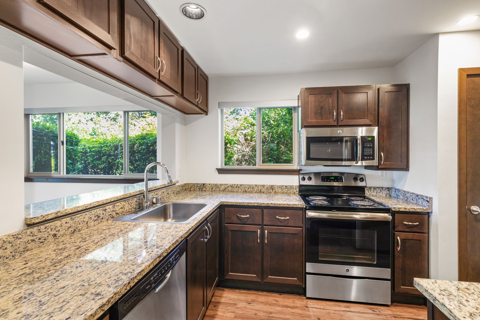 Bellevue Apartment: 12118 SE 31st St