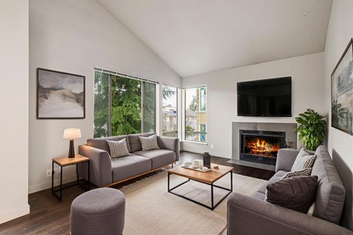 2 WEEKS RENT FREE! Vaulted Ceilings, Fireplace, & New Carpet! Spacious 2 Bed, 1 Bath Apartment – photo 1
