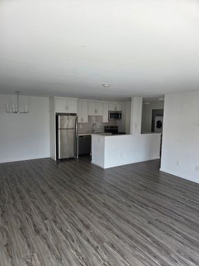 One-Month Free Waterfront Luxury: Experience the Best in 1-Bedroom Apartment Living – photo 1