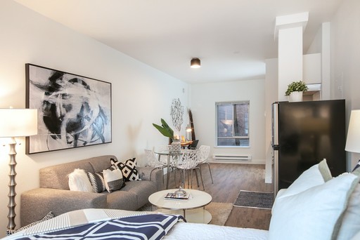 8 WEEKS FREE RENT! Large Studio with Updated Finishes! – photo 1